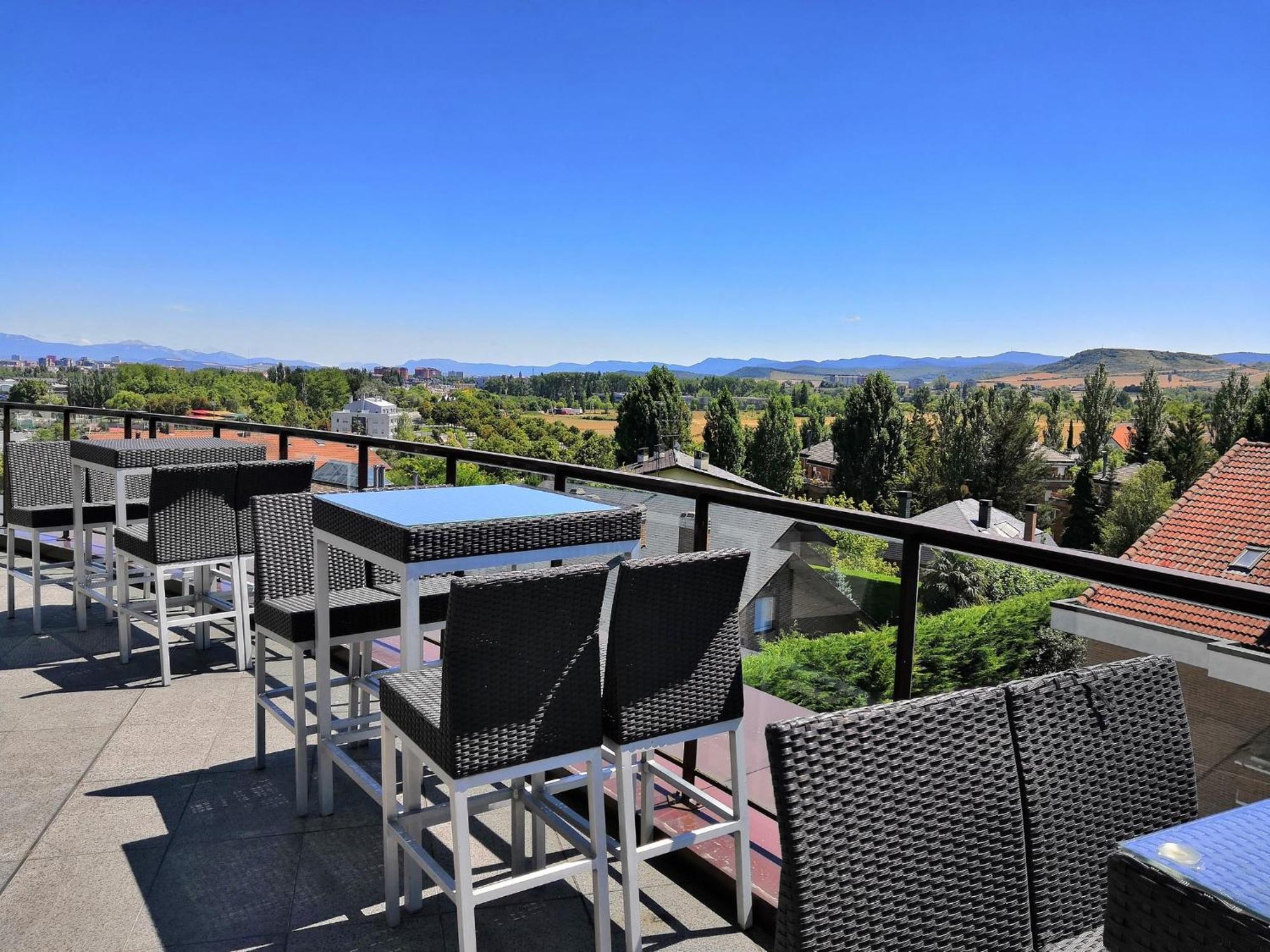 Hotel Jardines De Uleta Suites Vitoria-Gasteiz Exteriör bild