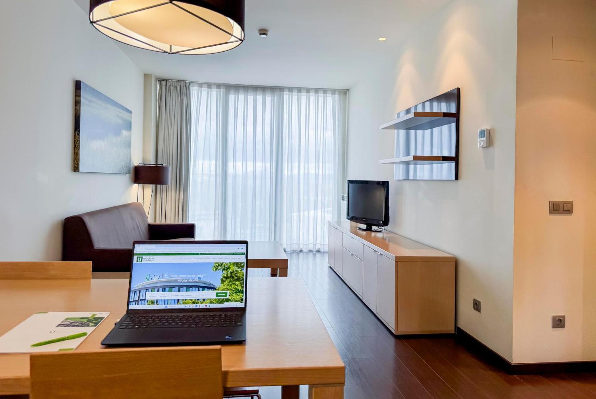 Hotel Jardines De Uleta Suites Vitoria-Gasteiz Exteriör bild