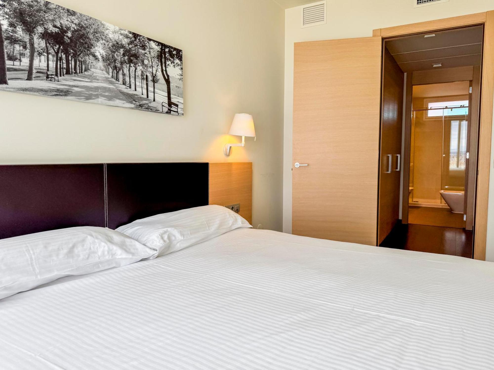Hotel Jardines De Uleta Suites Vitoria-Gasteiz Exteriör bild