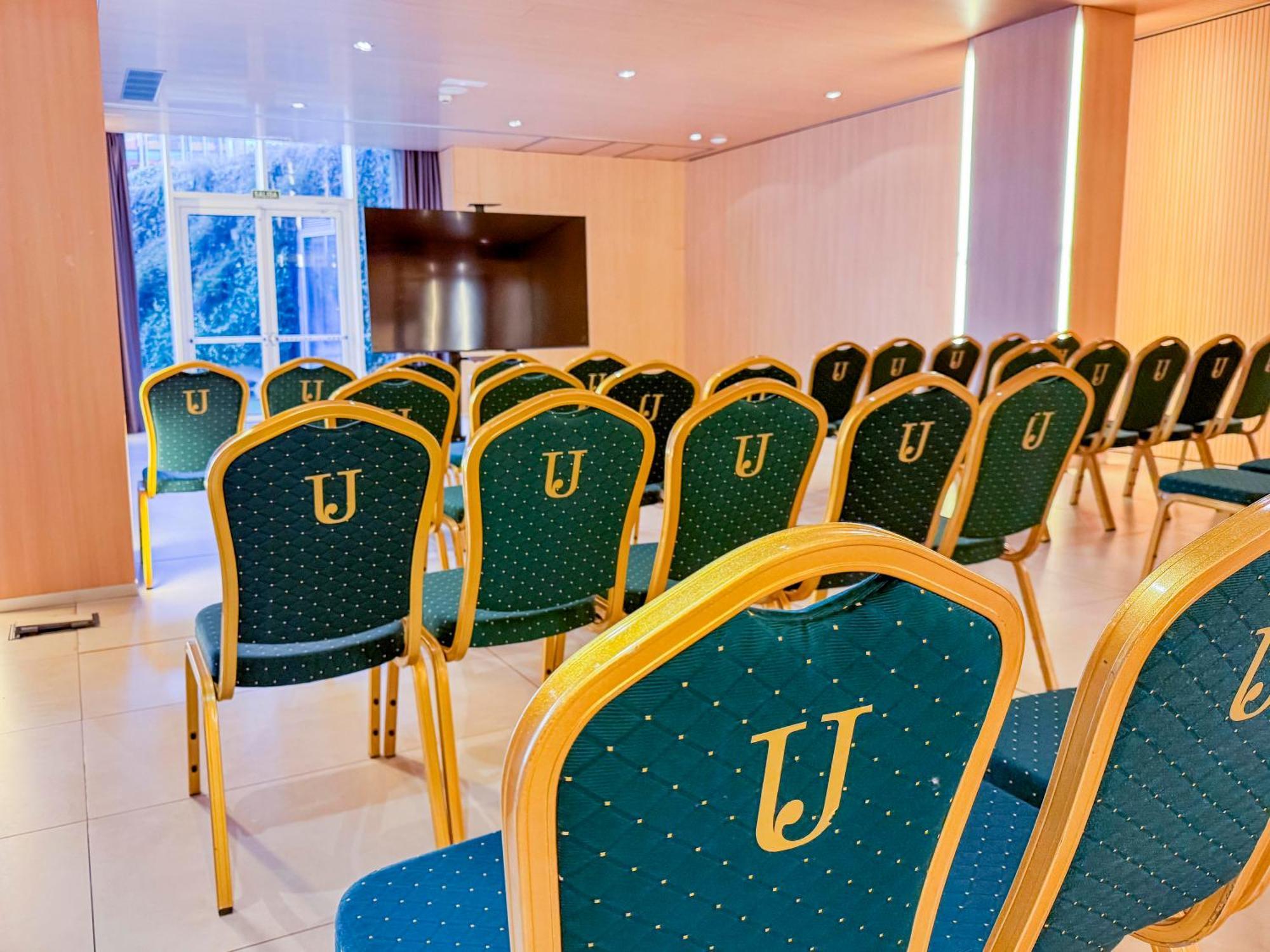 Hotel Jardines De Uleta Suites Vitoria-Gasteiz Exteriör bild