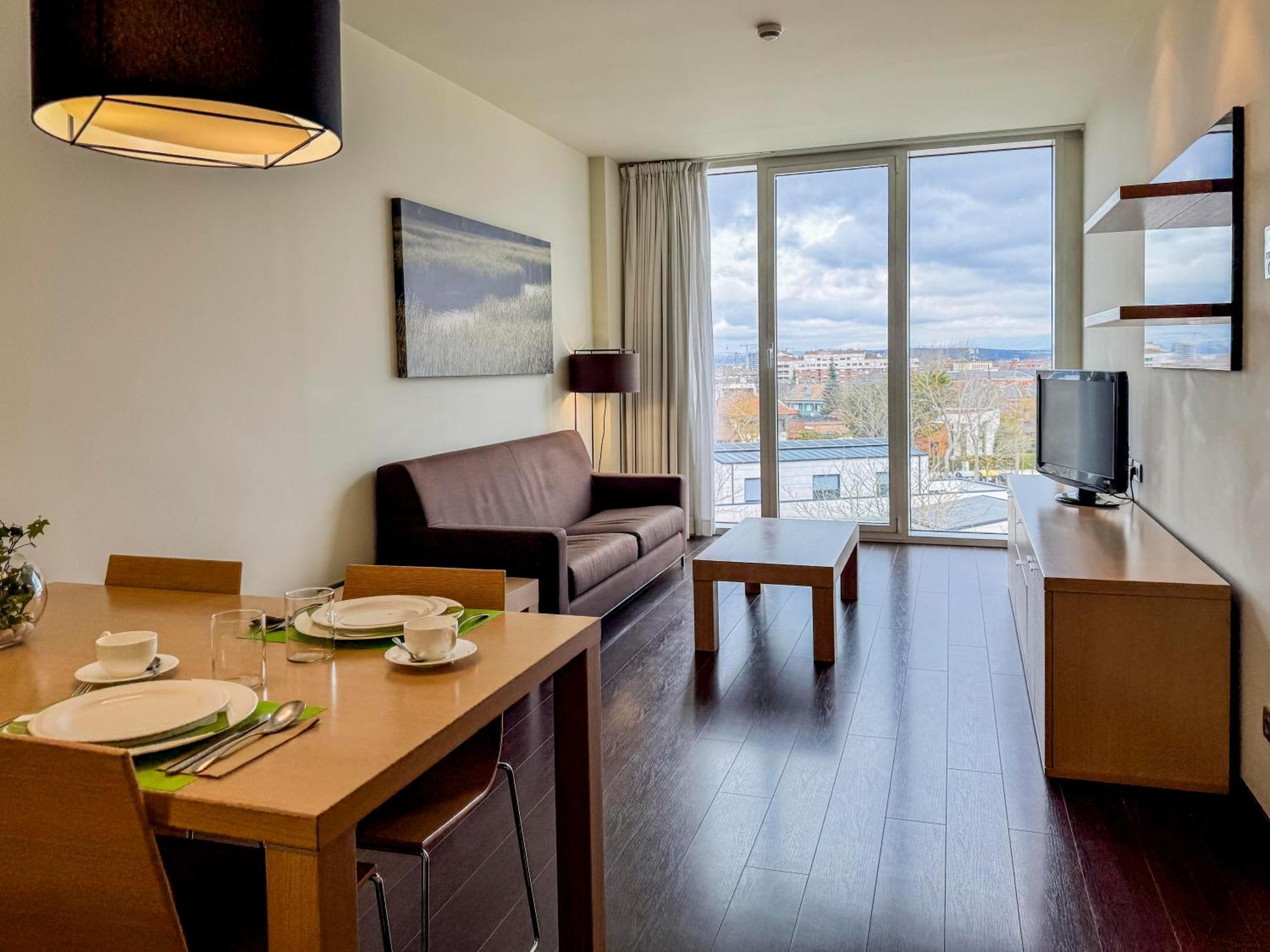 Hotel Jardines De Uleta Suites Vitoria-Gasteiz Exteriör bild