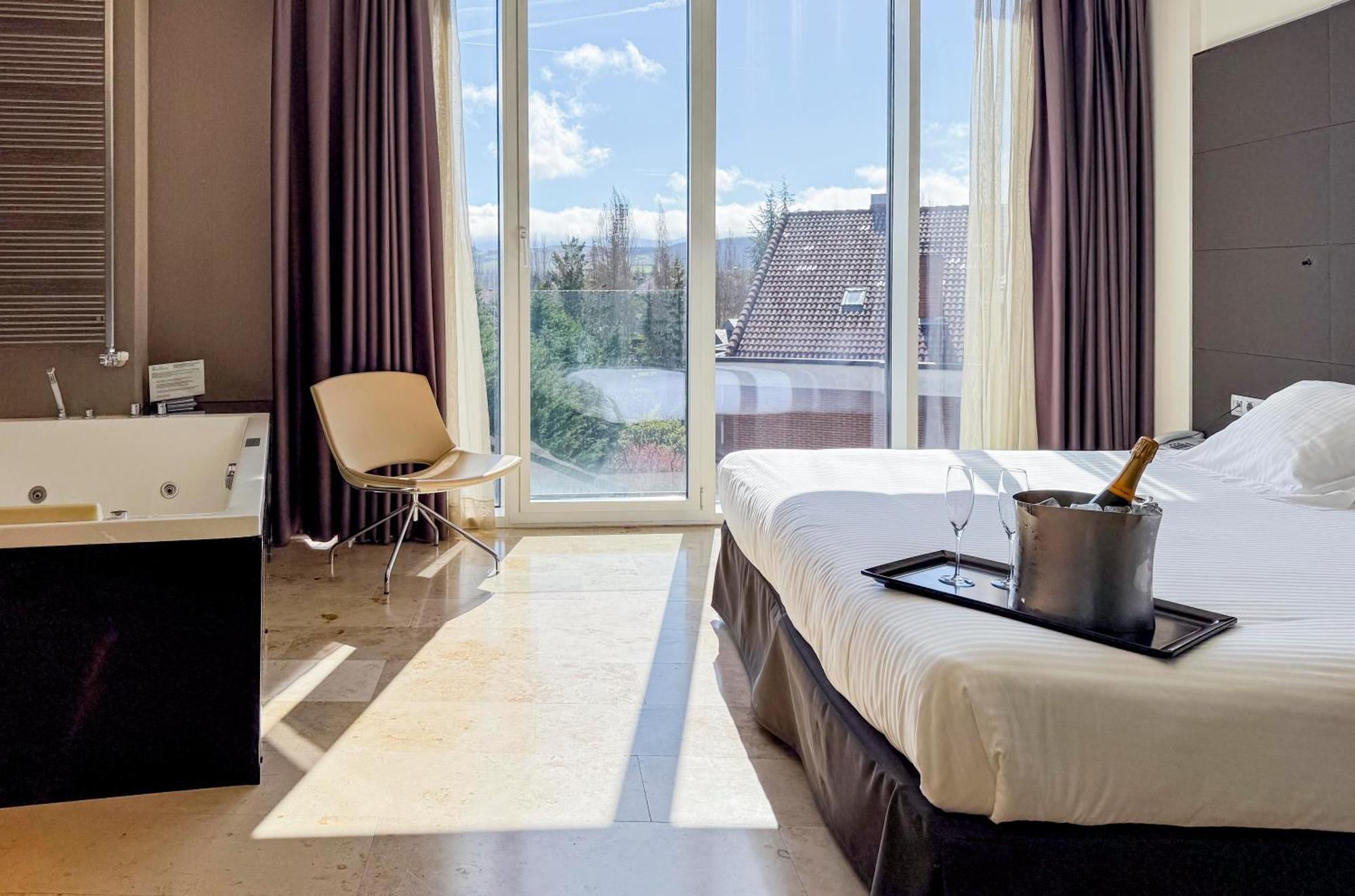 Hotel Jardines De Uleta Suites Vitoria-Gasteiz Exteriör bild